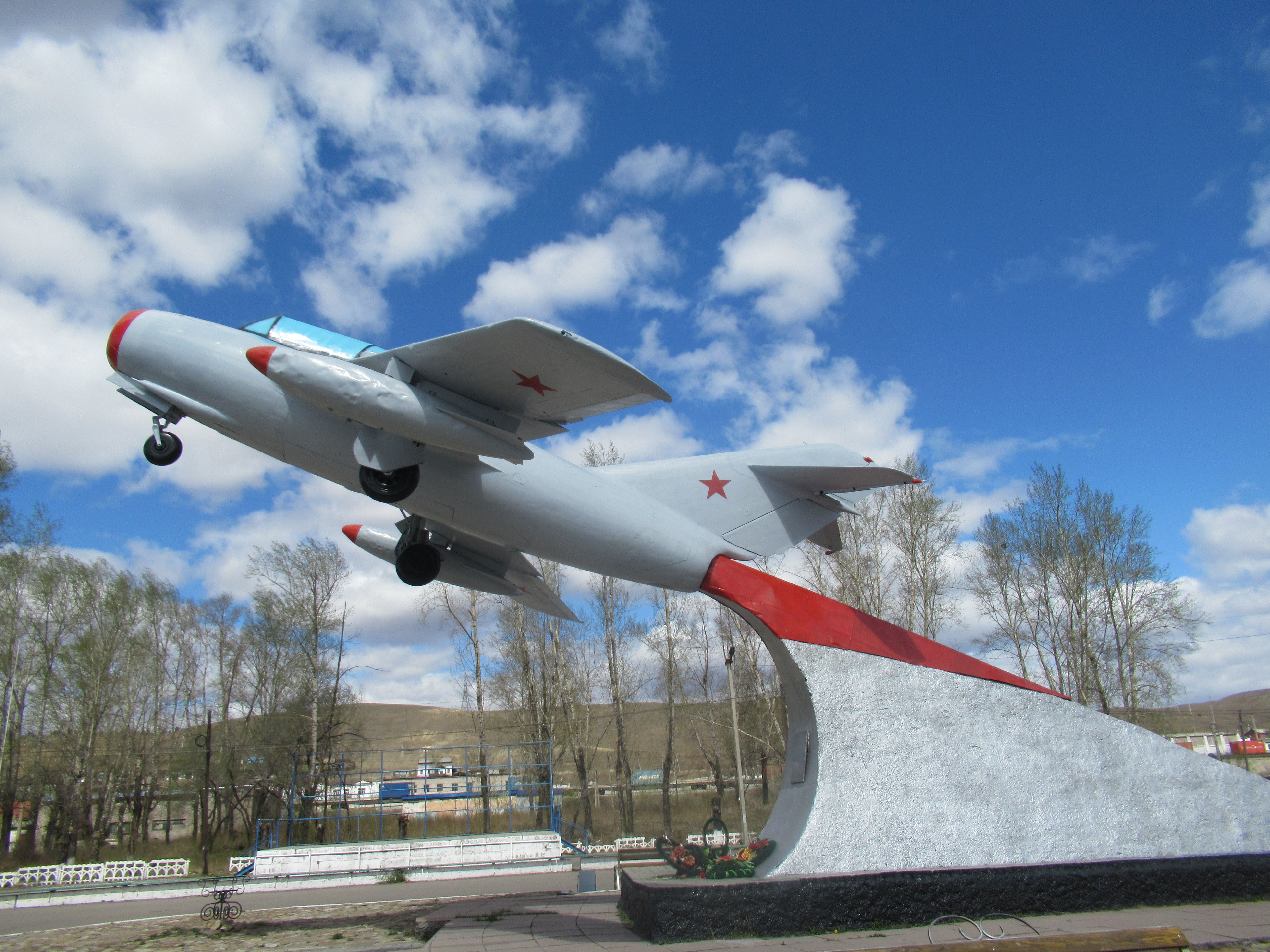 Монумент- самолёт миг-19 Полярные зори